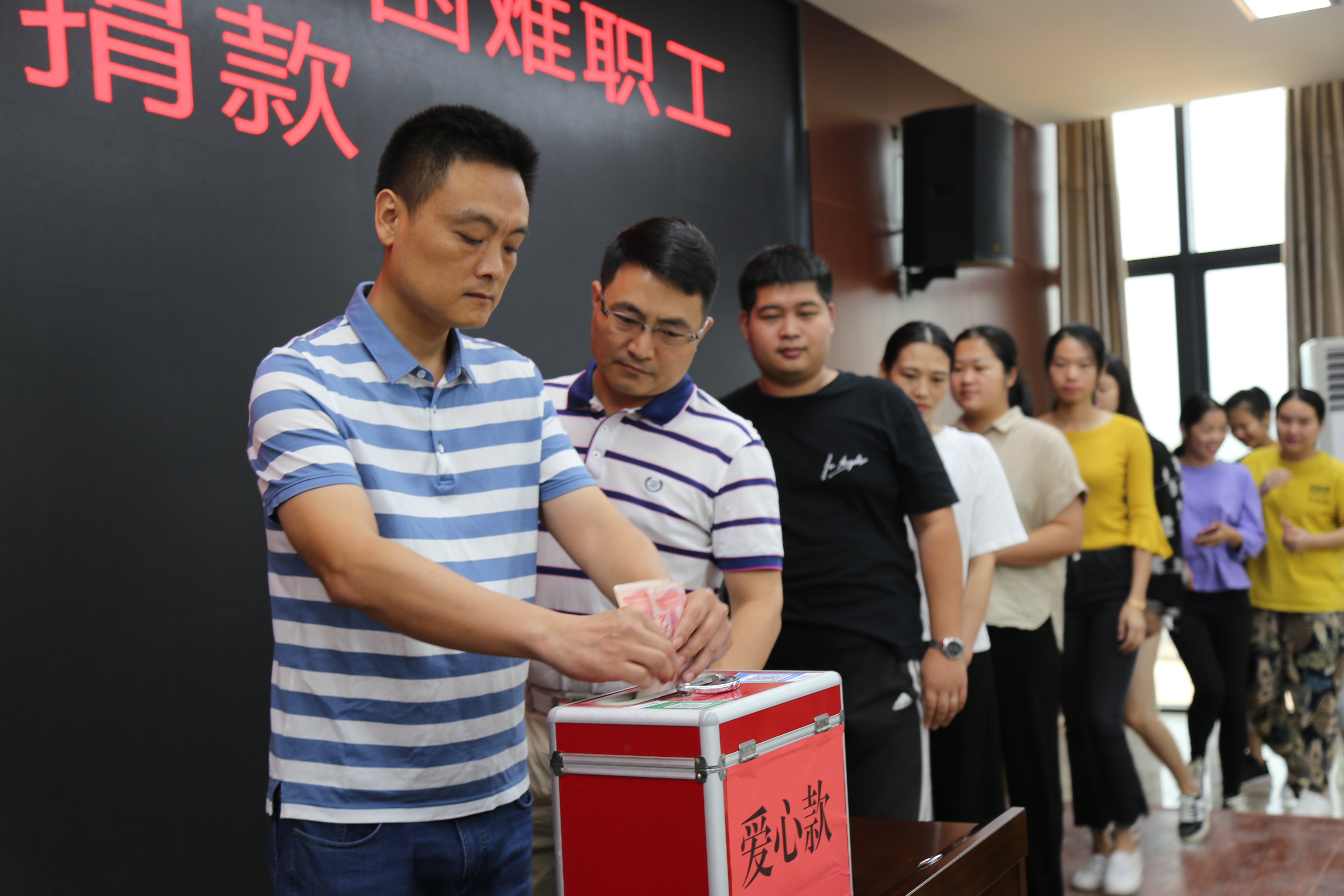 爽爽窝窝午夜精品一区二区