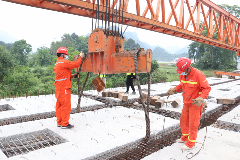 下布中桥架桥过程劳务工人作业(张钰婷摄)_副本.jpg